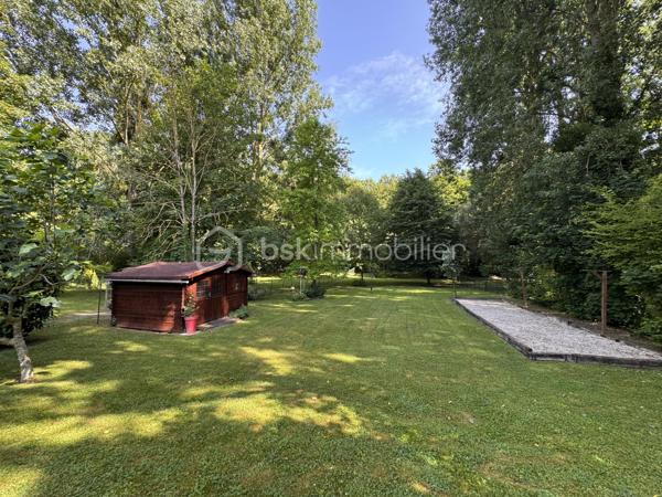 Dans un environnement très calme à Claye-Souilly, découvrez cette maison individuelle offrant un cadre de vie privilégié au cœur d’un magnifique terrain arboré de 2 065 m² avec accès direct à un ruisseau en fond de parcelle.

Laissez vous séduire par les beaux volumes et la luminosité de cette maison familiale parfaitement entretenue.
Elle se compose, au rez-de-chaussée :
-D’une entrée
-Salle d'eau et WC indépendant
-Un grand placard de rangement
-Une cuisine récemment rénovée
-Un spacieux salon-séjour. 
Ce dernier se prolonge par un second espace de vie baigné de lumière grâce à de larges baies vitrées ouvrant directement sur une vaste terrasse exposée sur le jardin.

À l’étage, l’espace nuit comprend :
-Trois chambres
-Une salle de bains et WC indépendant
-Un bureau en mezzanine surplombant le séjour, et apportant charme et caractère à l’ensemble.

Le sous-sol offre un véritable confort au quotidien avec un garage double, une cave ainsi qu’un espace buanderie/chaufferie.
Les extérieurs constituent un véritable atout : vaste terrain de plus de 2 000 m², environnement verdoyant, espace idéal pour les enfants, les animaux ou les amoureux de nature, avec en prime un accès direct à un petit cours d’eau qui confère à la propriété un caractère rare.

Une maison idéale pour une famille recherchant espace, tranquillité et qualité de vie tout en restant proche des commodités de Claye-Souilly.