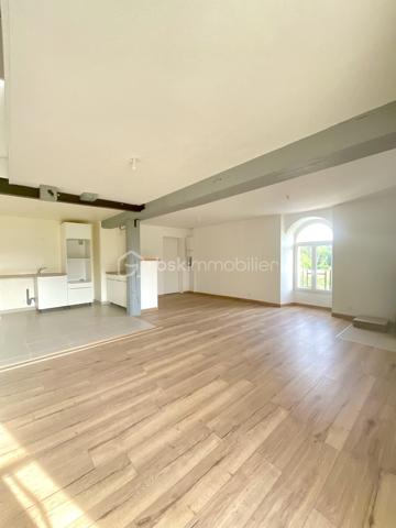Au sein d’un ancien moulin entièrement réhabilité, découvrez ce superbe duplex de 120 m², entièrement refait à neuf avec des prestations de qualité, tout en conservant le cachet exceptionnel de l’ancien : poutres apparentes, volumes remarquables et atmosphère chaleureuse.
Dès l’entrée, vous serez conquis par la vaste pièce de vie baignée de lumière, où la cuisine aménagée et ouverte s’intègre parfaitement au séjour. Le poêle à granulés apporte une touche chaleureuse et conviviale, idéale pour les soirées d’hiver.
L’appartement se compose de :

🏡 Niveau principal
* Une belle chambre
* Une salle de bain avec WC
* Une spacieuse pièce de vie avec cuisine ouverte

🏡 À l’étage
* deux grandes chambres aux volumes exceptionnels
* Une salle d’eau avec WC
* Un vaste palier pouvant accueillir un espace bureau, bibliothèque, salle de jeux ou coin détente selon vos envies

Les atouts qui font la différence :
✅ Duplex de 120 m²
✅ Ancien moulin de caractère entièrement réhabilité
✅ 3 chambres (1 en bas, 2 à l’étage) 
✅ 2 salles d’eau/bain avec WC
✅ Grand palier aménageable
✅ Cuisine ouverte aménagée
✅ Poêle à granulés
✅ Électricité neuve
✅ Plomberie neuve
✅ Parking privatif
✅ DPE C – GES B
✅ Aucun travaux à prévoir
✅ Charme de l’ancien préservé
✅ Cadre verdoyant et résidentiel

Entre maison et appartement, ce bien offre une qualité de vie exceptionnelle dans un environnement unique.
 Une visite s’impose pour découvrir tout le potentiel et l’atmosphère incomparable de ce lieu de vie hors du commun.