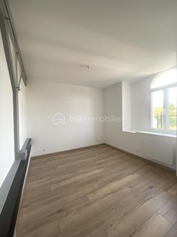 Au sein d’un ancien moulin entièrement réhabilité, découvrez ce superbe duplex de 120 m², entièrement refait à neuf avec des prestations de qualité, tout en conservant le cachet exceptionnel de l’ancien : poutres apparentes, volumes remarquables et atmosphère chaleureuse.
Dès l’entrée, vous serez conquis par la vaste pièce de vie baignée de lumière, où la cuisine aménagée et ouverte s’intègre parfaitement au séjour. Le poêle à granulés apporte une touche chaleureuse et conviviale, idéale pour les soirées d’hiver.
L’appartement se compose de :

🏡 Niveau principal
* Une belle chambre
* Une salle de bain avec WC
* Une spacieuse pièce de vie avec cuisine ouverte

🏡 À l’étage
* deux grandes chambres aux volumes exceptionnels
* Une salle d’eau avec WC
* Un vaste palier pouvant accueillir un espace bureau, bibliothèque, salle de jeux ou coin détente selon vos envies

Les atouts qui font la différence :
✅ Duplex de 120 m²
✅ Ancien moulin de caractère entièrement réhabilité
✅ 3 chambres (1 en bas, 2 à l’étage) 
✅ 2 salles d’eau/bain avec WC
✅ Grand palier aménageable
✅ Cuisine ouverte aménagée
✅ Poêle à granulés
✅ Électricité neuve
✅ Plomberie neuve
✅ Parking privatif
✅ DPE C – GES B
✅ Aucun travaux à prévoir
✅ Charme de l’ancien préservé
✅ Cadre verdoyant et résidentiel

Entre maison et appartement, ce bien offre une qualité de vie exceptionnelle dans un environnement unique.
 Une visite s’impose pour découvrir tout le potentiel et l’atmosphère incomparable de ce lieu de vie hors du commun.