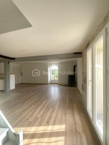 Au sein d’un ancien moulin entièrement réhabilité, découvrez ce superbe duplex de 120 m², entièrement refait à neuf avec des prestations de qualité, tout en conservant le cachet exceptionnel de l’ancien : poutres apparentes, volumes remarquables et atmosphère chaleureuse.
Dès l’entrée, vous serez conquis par la vaste pièce de vie baignée de lumière, où la cuisine aménagée et ouverte s’intègre parfaitement au séjour. Le poêle à granulés apporte une touche chaleureuse et conviviale, idéale pour les soirées d’hiver.
L’appartement se compose de :

🏡 Niveau principal
* Une belle chambre
* Une salle de bain avec WC
* Une spacieuse pièce de vie avec cuisine ouverte

🏡 À l’étage
* deux grandes chambres aux volumes exceptionnels
* Une salle d’eau avec WC
* Un vaste palier pouvant accueillir un espace bureau, bibliothèque, salle de jeux ou coin détente selon vos envies

Les atouts qui font la différence :
✅ Duplex de 120 m²
✅ Ancien moulin de caractère entièrement réhabilité
✅ 3 chambres (1 en bas, 2 à l’étage) 
✅ 2 salles d’eau/bain avec WC
✅ Grand palier aménageable
✅ Cuisine ouverte aménagée
✅ Poêle à granulés
✅ Électricité neuve
✅ Plomberie neuve
✅ Parking privatif
✅ DPE C – GES B
✅ Aucun travaux à prévoir
✅ Charme de l’ancien préservé
✅ Cadre verdoyant et résidentiel

Entre maison et appartement, ce bien offre une qualité de vie exceptionnelle dans un environnement unique.
 Une visite s’impose pour découvrir tout le potentiel et l’atmosphère incomparable de ce lieu de vie hors du commun.
