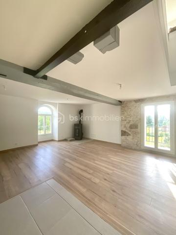 Au sein d’un ancien moulin entièrement réhabilité, découvrez ce superbe duplex de 120 m², entièrement refait à neuf avec des prestations de qualité, tout en conservant le cachet exceptionnel de l’ancien : poutres apparentes, volumes remarquables et atmosphère chaleureuse.
Dès l’entrée, vous serez conquis par la vaste pièce de vie baignée de lumière, où la cuisine aménagée et ouverte s’intègre parfaitement au séjour. Le poêle à granulés apporte une touche chaleureuse et conviviale, idéale pour les soirées d’hiver.
L’appartement se compose de :

🏡 Niveau principal
* Une belle chambre
* Une salle de bain avec WC
* Une spacieuse pièce de vie avec cuisine ouverte

🏡 À l’étage
* deux grandes chambres aux volumes exceptionnels
* Une salle d’eau avec WC
* Un vaste palier pouvant accueillir un espace bureau, bibliothèque, salle de jeux ou coin détente selon vos envies

Les atouts qui font la différence :
✅ Duplex de 120 m²
✅ Ancien moulin de caractère entièrement réhabilité
✅ 3 chambres (1 en bas, 2 à l’étage) 
✅ 2 salles d’eau/bain avec WC
✅ Grand palier aménageable
✅ Cuisine ouverte aménagée
✅ Poêle à granulés
✅ Électricité neuve
✅ Plomberie neuve
✅ Parking privatif
✅ DPE C – GES B
✅ Aucun travaux à prévoir
✅ Charme de l’ancien préservé
✅ Cadre verdoyant et résidentiel

Entre maison et appartement, ce bien offre une qualité de vie exceptionnelle dans un environnement unique.
 Une visite s’impose pour découvrir tout le potentiel et l’atmosphère incomparable de ce lieu de vie hors du commun.