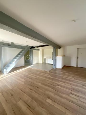 Au sein d’un ancien moulin entièrement réhabilité, découvrez ce superbe duplex de 120 m², entièrement refait à neuf avec des prestations de qualité, tout en conservant le cachet exceptionnel de l’ancien : poutres apparentes, volumes remarquables et atmosphère chaleureuse.
Dès l’entrée, vous serez conquis par la vaste pièce de vie baignée de lumière, où la cuisine aménagée et ouverte s’intègre parfaitement au séjour. Le poêle à granulés apporte une touche chaleureuse et conviviale, idéale pour les soirées d’hiver.
L’appartement se compose de :

🏡 Niveau principal
* Une belle chambre
* Une salle de bain avec WC
* Une spacieuse pièce de vie avec cuisine ouverte

🏡 À l’étage
* deux grandes chambres aux volumes exceptionnels
* Une salle d’eau avec WC
* Un vaste palier pouvant accueillir un espace bureau, bibliothèque, salle de jeux ou coin détente selon vos envies

Les atouts qui font la différence :
✅ Duplex de 120 m²
✅ Ancien moulin de caractère entièrement réhabilité
✅ 3 chambres (1 en bas, 2 à l’étage) 
✅ 2 salles d’eau/bain avec WC
✅ Grand palier aménageable
✅ Cuisine ouverte aménagée
✅ Poêle à granulés
✅ Électricité neuve
✅ Plomberie neuve
✅ Parking privatif
✅ DPE C – GES B
✅ Aucun travaux à prévoir
✅ Charme de l’ancien préservé
✅ Cadre verdoyant et résidentiel

Entre maison et appartement, ce bien offre une qualité de vie exceptionnelle dans un environnement unique.
 Une visite s’impose pour découvrir tout le potentiel et l’atmosphère incomparable de ce lieu de vie hors du commun.