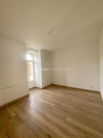 Au sein d’un ancien moulin entièrement réhabilité, découvrez ce superbe duplex de 120 m², entièrement refait à neuf avec des prestations de qualité, tout en conservant le cachet exceptionnel de l’ancien : poutres apparentes, volumes remarquables et atmosphère chaleureuse.
Dès l’entrée, vous serez conquis par la vaste pièce de vie baignée de lumière, où la cuisine aménagée et ouverte s’intègre parfaitement au séjour. Le poêle à granulés apporte une touche chaleureuse et conviviale, idéale pour les soirées d’hiver.
L’appartement se compose de :

🏡 Niveau principal
* Une belle chambre
* Une salle de bain avec WC
* Une spacieuse pièce de vie avec cuisine ouverte

🏡 À l’étage
* deux grandes chambres aux volumes exceptionnels
* Une salle d’eau avec WC
* Un vaste palier pouvant accueillir un espace bureau, bibliothèque, salle de jeux ou coin détente selon vos envies

Les atouts qui font la différence :
✅ Duplex de 120 m²
✅ Ancien moulin de caractère entièrement réhabilité
✅ 3 chambres (1 en bas, 2 à l’étage) 
✅ 2 salles d’eau/bain avec WC
✅ Grand palier aménageable
✅ Cuisine ouverte aménagée
✅ Poêle à granulés
✅ Électricité neuve
✅ Plomberie neuve
✅ Parking privatif
✅ DPE C – GES B
✅ Aucun travaux à prévoir
✅ Charme de l’ancien préservé
✅ Cadre verdoyant et résidentiel

Entre maison et appartement, ce bien offre une qualité de vie exceptionnelle dans un environnement unique.
 Une visite s’impose pour découvrir tout le potentiel et l’atmosphère incomparable de ce lieu de vie hors du commun.