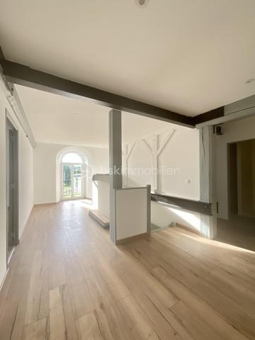 Au sein d’un ancien moulin entièrement réhabilité, découvrez ce superbe duplex de 120 m², entièrement refait à neuf avec des prestations de qualité, tout en conservant le cachet exceptionnel de l’ancien : poutres apparentes, volumes remarquables et atmosphère chaleureuse.
Dès l’entrée, vous serez conquis par la vaste pièce de vie baignée de lumière, où la cuisine aménagée et ouverte s’intègre parfaitement au séjour. Le poêle à granulés apporte une touche chaleureuse et conviviale, idéale pour les soirées d’hiver.
L’appartement se compose de :

🏡 Niveau principal
* Une belle chambre
* Une salle de bain avec WC
* Une spacieuse pièce de vie avec cuisine ouverte

🏡 À l’étage
* deux grandes chambres aux volumes exceptionnels
* Une salle d’eau avec WC
* Un vaste palier pouvant accueillir un espace bureau, bibliothèque, salle de jeux ou coin détente selon vos envies

Les atouts qui font la différence :
✅ Duplex de 120 m²
✅ Ancien moulin de caractère entièrement réhabilité
✅ 3 chambres (1 en bas, 2 à l’étage) 
✅ 2 salles d’eau/bain avec WC
✅ Grand palier aménageable
✅ Cuisine ouverte aménagée
✅ Poêle à granulés
✅ Électricité neuve
✅ Plomberie neuve
✅ Parking privatif
✅ DPE C – GES B
✅ Aucun travaux à prévoir
✅ Charme de l’ancien préservé
✅ Cadre verdoyant et résidentiel

Entre maison et appartement, ce bien offre une qualité de vie exceptionnelle dans un environnement unique.
 Une visite s’impose pour découvrir tout le potentiel et l’atmosphère incomparable de ce lieu de vie hors du commun.