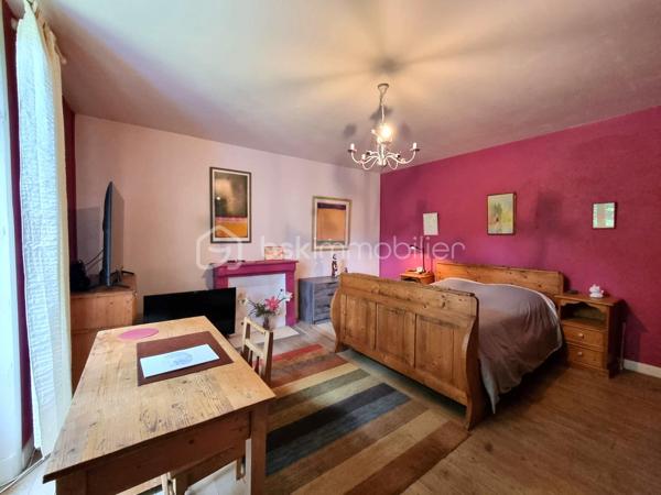 BSK IMMOBILIER 

À seulement 8 minutes du centre-ville et 5 minutes de la voie express, laissez-vous séduire par le charme unique de cette magnifique Maison de Maître datant de 1919, nichée dans un écrin de verdure au cadre bucolique.

Authentique et pleine de caractère, elle a su préserver tout le charme de l’ancien.
À l’extérieur, un superbe jardin arboré et parfaitement entretenu vous invite à la détente avec son potager, son petit bois, ses arbres fruitiers, son poulailler et sa terrasse conviviale… le tout sur plus de 4 000 m² de terrain.

Charmante maison de maître rénovée en 2002 comprenant :

• Rez-de-chaussée : Un salon-séjour d’environ 60 m², une cuisine dinatoire.
• Étage 1 : Une chambre parentale, un WC séparé, un dressing pouvant être utilisé en chambre avec sa salle d’eau (douche et baignoire) attenante.
• Étage 2 : Une chambre d’environ 20 m² avec sa salle d’eau attenante, une deuxième chambre avec sa salle de bains ouverte, un WC séparé, une salle de cinéma d’environ 20 m² avec accès aux combles.

La maison dispose d’un appartement indépendant d’environ 80 m² avec son jardin privatif, comprenant une pièce de vie (salon et cuisine), deux chambres, une salle d’eau et un WC séparé. Il offre des possibilités d’accueil ou de location.

Deux carports ainsi qu’un grand sous-sol viennent compléter cette maison de maître.

✅ Vous serez séduit par :
• Environnement calme
• Proximité immédiate des commodités (commerces, écoles, bus…)
• Charme de l’ancien
• Jardin d’exception
• Logement indépendant


✅ Points techniques :
• PAC
• Panneaux photovoltaïques
• Consommation annuelle d’énergie : 2 200 €/an

--- --- --- --- --- --- --- --- --- --- --- --- --- --- --- --- --- --- --- --- 
⭐ACCOMPAGNEMENT SUR MESURE
Vous souhaitez vendre votre bien ?
Contactez-moi. Evaluation OFFERTE sous 48h !

⭐VENTE IMMOBILIÈRE – Finistère Sud
Échangeons sur votre projet pour définir la meilleure stratégie de vente.

⭐APPORTEURS D'AFFAIRES
Vous connaissez quelqu'un qui souhaite vendre ?
Contactez-moi. Rémunération attractive !
--- --- --- --- --- --- --- --- --- --- --- --- --- --- --- --- --- --- --- ---