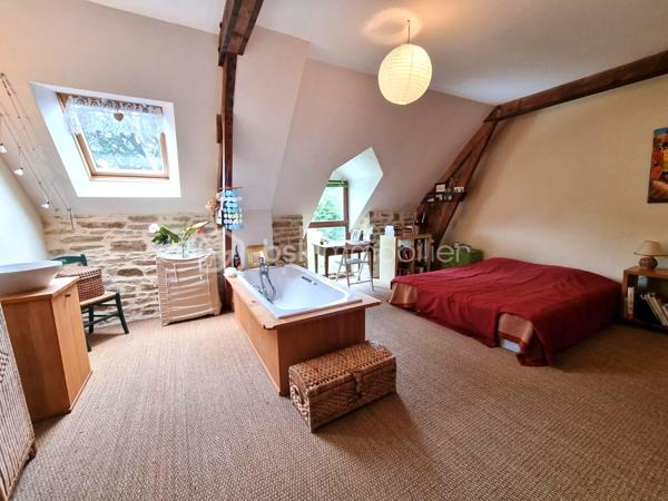 BSK IMMOBILIER 

À seulement 8 minutes du centre-ville et 5 minutes de la voie express, laissez-vous séduire par le charme unique de cette magnifique Maison de Maître datant de 1919, nichée dans un écrin de verdure au cadre bucolique.

Authentique et pleine de caractère, elle a su préserver tout le charme de l’ancien.
À l’extérieur, un superbe jardin arboré et parfaitement entretenu vous invite à la détente avec son potager, son petit bois, ses arbres fruitiers, son poulailler et sa terrasse conviviale… le tout sur plus de 4 000 m² de terrain.

Charmante maison de maître rénovée en 2002 comprenant :

• Rez-de-chaussée : Un salon-séjour d’environ 60 m², une cuisine dinatoire.
• Étage 1 : Une chambre parentale, un WC séparé, un dressing pouvant être utilisé en chambre avec sa salle d’eau (douche et baignoire) attenante.
• Étage 2 : Une chambre d’environ 20 m² avec sa salle d’eau attenante, une deuxième chambre avec sa salle de bains ouverte, un WC séparé, une salle de cinéma d’environ 20 m² avec accès aux combles.

La maison dispose d’un appartement indépendant d’environ 80 m² avec son jardin privatif, comprenant une pièce de vie (salon et cuisine), deux chambres, une salle d’eau et un WC séparé. Il offre des possibilités d’accueil ou de location.

Deux carports ainsi qu’un grand sous-sol viennent compléter cette maison de maître.

✅ Vous serez séduit par :
• Environnement calme
• Proximité immédiate des commodités (commerces, écoles, bus…)
• Charme de l’ancien
• Jardin d’exception
• Logement indépendant


✅ Points techniques :
• PAC
• Panneaux photovoltaïques
• Consommation annuelle d’énergie : 2 200 €/an

--- --- --- --- --- --- --- --- --- --- --- --- --- --- --- --- --- --- --- --- 
⭐ACCOMPAGNEMENT SUR MESURE
Vous souhaitez vendre votre bien ?
Contactez-moi. Evaluation OFFERTE sous 48h !

⭐VENTE IMMOBILIÈRE – Finistère Sud
Échangeons sur votre projet pour définir la meilleure stratégie de vente.

⭐APPORTEURS D'AFFAIRES
Vous connaissez quelqu'un qui souhaite vendre ?
Contactez-moi. Rémunération attractive !
--- --- --- --- --- --- --- --- --- --- --- --- --- --- --- --- --- --- --- ---