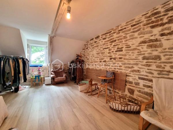 BSK IMMOBILIER 

À seulement 8 minutes du centre-ville et 5 minutes de la voie express, laissez-vous séduire par le charme unique de cette magnifique Maison de Maître datant de 1919, nichée dans un écrin de verdure au cadre bucolique.

Authentique et pleine de caractère, elle a su préserver tout le charme de l’ancien.
À l’extérieur, un superbe jardin arboré et parfaitement entretenu vous invite à la détente avec son potager, son petit bois, ses arbres fruitiers, son poulailler et sa terrasse conviviale… le tout sur plus de 4 000 m² de terrain.

Charmante maison de maître rénovée en 2002 comprenant :

• Rez-de-chaussée : Un salon-séjour d’environ 60 m², une cuisine dinatoire.
• Étage 1 : Une chambre parentale, un WC séparé, un dressing pouvant être utilisé en chambre avec sa salle d’eau (douche et baignoire) attenante.
• Étage 2 : Une chambre d’environ 20 m² avec sa salle d’eau attenante, une deuxième chambre avec sa salle de bains ouverte, un WC séparé, une salle de cinéma d’environ 20 m² avec accès aux combles.

La maison dispose d’un appartement indépendant d’environ 80 m² avec son jardin privatif, comprenant une pièce de vie (salon et cuisine), deux chambres, une salle d’eau et un WC séparé. Il offre des possibilités d’accueil ou de location.

Deux carports ainsi qu’un grand sous-sol viennent compléter cette maison de maître.

✅ Vous serez séduit par :
• Environnement calme
• Proximité immédiate des commodités (commerces, écoles, bus…)
• Charme de l’ancien
• Jardin d’exception
• Logement indépendant


✅ Points techniques :
• PAC
• Panneaux photovoltaïques
• Consommation annuelle d’énergie : 2 200 €/an

--- --- --- --- --- --- --- --- --- --- --- --- --- --- --- --- --- --- --- --- 
⭐ACCOMPAGNEMENT SUR MESURE
Vous souhaitez vendre votre bien ?
Contactez-moi. Evaluation OFFERTE sous 48h !

⭐VENTE IMMOBILIÈRE – Finistère Sud
Échangeons sur votre projet pour définir la meilleure stratégie de vente.

⭐APPORTEURS D'AFFAIRES
Vous connaissez quelqu'un qui souhaite vendre ?
Contactez-moi. Rémunération attractive !
--- --- --- --- --- --- --- --- --- --- --- --- --- --- --- --- --- --- --- ---