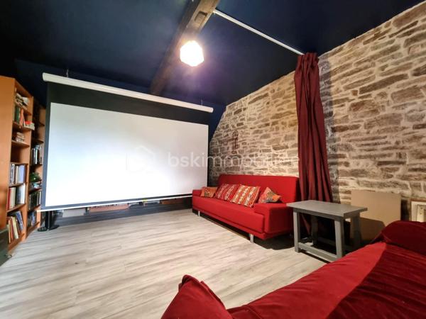 BSK IMMOBILIER 

À seulement 8 minutes du centre-ville et 5 minutes de la voie express, laissez-vous séduire par le charme unique de cette magnifique Maison de Maître datant de 1919, nichée dans un écrin de verdure au cadre bucolique.

Authentique et pleine de caractère, elle a su préserver tout le charme de l’ancien.
À l’extérieur, un superbe jardin arboré et parfaitement entretenu vous invite à la détente avec son potager, son petit bois, ses arbres fruitiers, son poulailler et sa terrasse conviviale… le tout sur plus de 4 000 m² de terrain.

Charmante maison de maître rénovée en 2002 comprenant :

• Rez-de-chaussée : Un salon-séjour d’environ 60 m², une cuisine dinatoire.
• Étage 1 : Une chambre parentale, un WC séparé, un dressing pouvant être utilisé en chambre avec sa salle d’eau (douche et baignoire) attenante.
• Étage 2 : Une chambre d’environ 20 m² avec sa salle d’eau attenante, une deuxième chambre avec sa salle de bains ouverte, un WC séparé, une salle de cinéma d’environ 20 m² avec accès aux combles.

La maison dispose d’un appartement indépendant d’environ 80 m² avec son jardin privatif, comprenant une pièce de vie (salon et cuisine), deux chambres, une salle d’eau et un WC séparé. Il offre des possibilités d’accueil ou de location.

Deux carports ainsi qu’un grand sous-sol viennent compléter cette maison de maître.

✅ Vous serez séduit par :
• Environnement calme
• Proximité immédiate des commodités (commerces, écoles, bus…)
• Charme de l’ancien
• Jardin d’exception
• Logement indépendant


✅ Points techniques :
• PAC
• Panneaux photovoltaïques
• Consommation annuelle d’énergie : 2 200 €/an

--- --- --- --- --- --- --- --- --- --- --- --- --- --- --- --- --- --- --- --- 
⭐ACCOMPAGNEMENT SUR MESURE
Vous souhaitez vendre votre bien ?
Contactez-moi. Evaluation OFFERTE sous 48h !

⭐VENTE IMMOBILIÈRE – Finistère Sud
Échangeons sur votre projet pour définir la meilleure stratégie de vente.

⭐APPORTEURS D'AFFAIRES
Vous connaissez quelqu'un qui souhaite vendre ?
Contactez-moi. Rémunération attractive !
--- --- --- --- --- --- --- --- --- --- --- --- --- --- --- --- --- --- --- ---