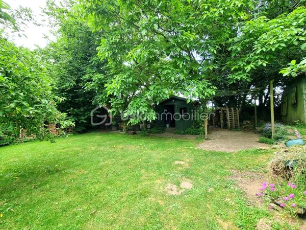 BSK IMMOBILIER 

À seulement 8 minutes du centre-ville et 5 minutes de la voie express, laissez-vous séduire par le charme unique de cette magnifique Maison de Maître datant de 1919, nichée dans un écrin de verdure au cadre bucolique.

Authentique et pleine de caractère, elle a su préserver tout le charme de l’ancien.
À l’extérieur, un superbe jardin arboré et parfaitement entretenu vous invite à la détente avec son potager, son petit bois, ses arbres fruitiers, son poulailler et sa terrasse conviviale… le tout sur plus de 4 000 m² de terrain.

Charmante maison de maître rénovée en 2002 comprenant :

• Rez-de-chaussée : Un salon-séjour d’environ 60 m², une cuisine dinatoire.
• Étage 1 : Une chambre parentale, un WC séparé, un dressing pouvant être utilisé en chambre avec sa salle d’eau (douche et baignoire) attenante.
• Étage 2 : Une chambre d’environ 20 m² avec sa salle d’eau attenante, une deuxième chambre avec sa salle de bains ouverte, un WC séparé, une salle de cinéma d’environ 20 m² avec accès aux combles.

La maison dispose d’un appartement indépendant d’environ 80 m² avec son jardin privatif, comprenant une pièce de vie (salon et cuisine), deux chambres, une salle d’eau et un WC séparé. Il offre des possibilités d’accueil ou de location.

Deux carports ainsi qu’un grand sous-sol viennent compléter cette maison de maître.

✅ Vous serez séduit par :
• Environnement calme
• Proximité immédiate des commodités (commerces, écoles, bus…)
• Charme de l’ancien
• Jardin d’exception
• Logement indépendant


✅ Points techniques :
• PAC
• Panneaux photovoltaïques
• Consommation annuelle d’énergie : 2 200 €/an

--- --- --- --- --- --- --- --- --- --- --- --- --- --- --- --- --- --- --- --- 
⭐ACCOMPAGNEMENT SUR MESURE
Vous souhaitez vendre votre bien ?
Contactez-moi. Evaluation OFFERTE sous 48h !

⭐VENTE IMMOBILIÈRE – Finistère Sud
Échangeons sur votre projet pour définir la meilleure stratégie de vente.

⭐APPORTEURS D'AFFAIRES
Vous connaissez quelqu'un qui souhaite vendre ?
Contactez-moi. Rémunération attractive !
--- --- --- --- --- --- --- --- --- --- --- --- --- --- --- --- --- --- --- ---
