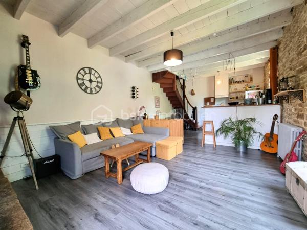 BSK IMMOBILIER 

À seulement 8 minutes du centre-ville et 5 minutes de la voie express, laissez-vous séduire par le charme unique de cette magnifique Maison de Maître datant de 1919, nichée dans un écrin de verdure au cadre bucolique.

Authentique et pleine de caractère, elle a su préserver tout le charme de l’ancien.
À l’extérieur, un superbe jardin arboré et parfaitement entretenu vous invite à la détente avec son potager, son petit bois, ses arbres fruitiers, son poulailler et sa terrasse conviviale… le tout sur plus de 4 000 m² de terrain.

Charmante maison de maître rénovée en 2002 comprenant :

• Rez-de-chaussée : Un salon-séjour d’environ 60 m², une cuisine dinatoire.
• Étage 1 : Une chambre parentale, un WC séparé, un dressing pouvant être utilisé en chambre avec sa salle d’eau (douche et baignoire) attenante.
• Étage 2 : Une chambre d’environ 20 m² avec sa salle d’eau attenante, une deuxième chambre avec sa salle de bains ouverte, un WC séparé, une salle de cinéma d’environ 20 m² avec accès aux combles.

La maison dispose d’un appartement indépendant d’environ 80 m² avec son jardin privatif, comprenant une pièce de vie (salon et cuisine), deux chambres, une salle d’eau et un WC séparé. Il offre des possibilités d’accueil ou de location.

Deux carports ainsi qu’un grand sous-sol viennent compléter cette maison de maître.

✅ Vous serez séduit par :
• Environnement calme
• Proximité immédiate des commodités (commerces, écoles, bus…)
• Charme de l’ancien
• Jardin d’exception
• Logement indépendant


✅ Points techniques :
• PAC
• Panneaux photovoltaïques
• Consommation annuelle d’énergie : 2 200 €/an

--- --- --- --- --- --- --- --- --- --- --- --- --- --- --- --- --- --- --- --- 
⭐ACCOMPAGNEMENT SUR MESURE
Vous souhaitez vendre votre bien ?
Contactez-moi. Evaluation OFFERTE sous 48h !

⭐VENTE IMMOBILIÈRE – Finistère Sud
Échangeons sur votre projet pour définir la meilleure stratégie de vente.

⭐APPORTEURS D'AFFAIRES
Vous connaissez quelqu'un qui souhaite vendre ?
Contactez-moi. Rémunération attractive !
--- --- --- --- --- --- --- --- --- --- --- --- --- --- --- --- --- --- --- ---