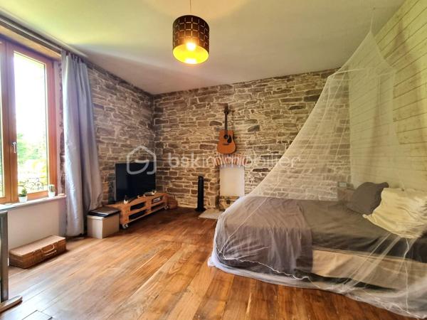 BSK IMMOBILIER 

À seulement 8 minutes du centre-ville et 5 minutes de la voie express, laissez-vous séduire par le charme unique de cette magnifique Maison de Maître datant de 1919, nichée dans un écrin de verdure au cadre bucolique.

Authentique et pleine de caractère, elle a su préserver tout le charme de l’ancien.
À l’extérieur, un superbe jardin arboré et parfaitement entretenu vous invite à la détente avec son potager, son petit bois, ses arbres fruitiers, son poulailler et sa terrasse conviviale… le tout sur plus de 4 000 m² de terrain.

Charmante maison de maître rénovée en 2002 comprenant :

• Rez-de-chaussée : Un salon-séjour d’environ 60 m², une cuisine dinatoire.
• Étage 1 : Une chambre parentale, un WC séparé, un dressing pouvant être utilisé en chambre avec sa salle d’eau (douche et baignoire) attenante.
• Étage 2 : Une chambre d’environ 20 m² avec sa salle d’eau attenante, une deuxième chambre avec sa salle de bains ouverte, un WC séparé, une salle de cinéma d’environ 20 m² avec accès aux combles.

La maison dispose d’un appartement indépendant d’environ 80 m² avec son jardin privatif, comprenant une pièce de vie (salon et cuisine), deux chambres, une salle d’eau et un WC séparé. Il offre des possibilités d’accueil ou de location.

Deux carports ainsi qu’un grand sous-sol viennent compléter cette maison de maître.

✅ Vous serez séduit par :
• Environnement calme
• Proximité immédiate des commodités (commerces, écoles, bus…)
• Charme de l’ancien
• Jardin d’exception
• Logement indépendant


✅ Points techniques :
• PAC
• Panneaux photovoltaïques
• Consommation annuelle d’énergie : 2 200 €/an

--- --- --- --- --- --- --- --- --- --- --- --- --- --- --- --- --- --- --- --- 
⭐ACCOMPAGNEMENT SUR MESURE
Vous souhaitez vendre votre bien ?
Contactez-moi. Evaluation OFFERTE sous 48h !

⭐VENTE IMMOBILIÈRE – Finistère Sud
Échangeons sur votre projet pour définir la meilleure stratégie de vente.

⭐APPORTEURS D'AFFAIRES
Vous connaissez quelqu'un qui souhaite vendre ?
Contactez-moi. Rémunération attractive !
--- --- --- --- --- --- --- --- --- --- --- --- --- --- --- --- --- --- --- ---