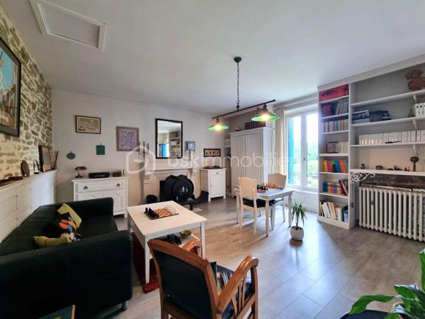 BSK IMMOBILIER 

À seulement 8 minutes du centre-ville et 5 minutes de la voie express, laissez-vous séduire par le charme unique de cette magnifique Maison de Maître datant de 1919, nichée dans un écrin de verdure au cadre bucolique.

Authentique et pleine de caractère, elle a su préserver tout le charme de l’ancien.
À l’extérieur, un superbe jardin arboré et parfaitement entretenu vous invite à la détente avec son potager, son petit bois, ses arbres fruitiers, son poulailler et sa terrasse conviviale… le tout sur plus de 4 000 m² de terrain.

Charmante maison de maître rénovée en 2002 comprenant :

• Rez-de-chaussée : Un salon-séjour d’environ 60 m², une cuisine dinatoire.
• Étage 1 : Une chambre parentale, un WC séparé, un dressing pouvant être utilisé en chambre avec sa salle d’eau (douche et baignoire) attenante.
• Étage 2 : Une chambre d’environ 20 m² avec sa salle d’eau attenante, une deuxième chambre avec sa salle de bains ouverte, un WC séparé, une salle de cinéma d’environ 20 m² avec accès aux combles.

La maison dispose d’un appartement indépendant d’environ 80 m² avec son jardin privatif, comprenant une pièce de vie (salon et cuisine), deux chambres, une salle d’eau et un WC séparé. Il offre des possibilités d’accueil ou de location.

Deux carports ainsi qu’un grand sous-sol viennent compléter cette maison de maître.

✅ Vous serez séduit par :
• Environnement calme
• Proximité immédiate des commodités (commerces, écoles, bus…)
• Charme de l’ancien
• Jardin d’exception
• Logement indépendant


✅ Points techniques :
• PAC
• Panneaux photovoltaïques
• Consommation annuelle d’énergie : 2 200 €/an

--- --- --- --- --- --- --- --- --- --- --- --- --- --- --- --- --- --- --- --- 
⭐ACCOMPAGNEMENT SUR MESURE
Vous souhaitez vendre votre bien ?
Contactez-moi. Evaluation OFFERTE sous 48h !

⭐VENTE IMMOBILIÈRE – Finistère Sud
Échangeons sur votre projet pour définir la meilleure stratégie de vente.

⭐APPORTEURS D'AFFAIRES
Vous connaissez quelqu'un qui souhaite vendre ?
Contactez-moi. Rémunération attractive !
--- --- --- --- --- --- --- --- --- --- --- --- --- --- --- --- --- --- --- ---