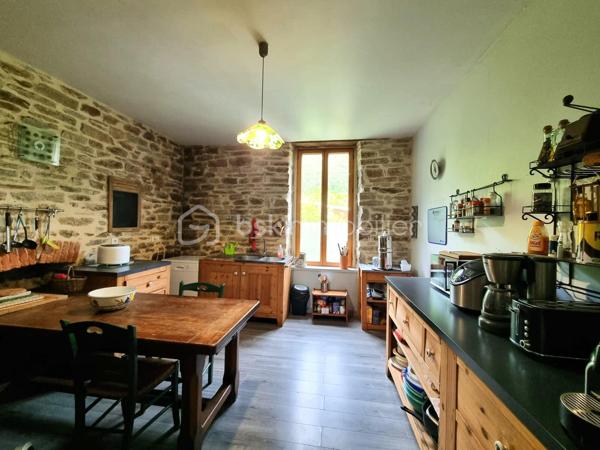 BSK IMMOBILIER 

À seulement 8 minutes du centre-ville et 5 minutes de la voie express, laissez-vous séduire par le charme unique de cette magnifique Maison de Maître datant de 1919, nichée dans un écrin de verdure au cadre bucolique.

Authentique et pleine de caractère, elle a su préserver tout le charme de l’ancien.
À l’extérieur, un superbe jardin arboré et parfaitement entretenu vous invite à la détente avec son potager, son petit bois, ses arbres fruitiers, son poulailler et sa terrasse conviviale… le tout sur plus de 4 000 m² de terrain.

Charmante maison de maître rénovée en 2002 comprenant :

• Rez-de-chaussée : Un salon-séjour d’environ 60 m², une cuisine dinatoire.
• Étage 1 : Une chambre parentale, un WC séparé, un dressing pouvant être utilisé en chambre avec sa salle d’eau (douche et baignoire) attenante.
• Étage 2 : Une chambre d’environ 20 m² avec sa salle d’eau attenante, une deuxième chambre avec sa salle de bains ouverte, un WC séparé, une salle de cinéma d’environ 20 m² avec accès aux combles.

La maison dispose d’un appartement indépendant d’environ 80 m² avec son jardin privatif, comprenant une pièce de vie (salon et cuisine), deux chambres, une salle d’eau et un WC séparé. Il offre des possibilités d’accueil ou de location.

Deux carports ainsi qu’un grand sous-sol viennent compléter cette maison de maître.

✅ Vous serez séduit par :
• Environnement calme
• Proximité immédiate des commodités (commerces, écoles, bus…)
• Charme de l’ancien
• Jardin d’exception
• Logement indépendant


✅ Points techniques :
• PAC
• Panneaux photovoltaïques
• Consommation annuelle d’énergie : 2 200 €/an

--- --- --- --- --- --- --- --- --- --- --- --- --- --- --- --- --- --- --- --- 
⭐ACCOMPAGNEMENT SUR MESURE
Vous souhaitez vendre votre bien ?
Contactez-moi. Evaluation OFFERTE sous 48h !

⭐VENTE IMMOBILIÈRE – Finistère Sud
Échangeons sur votre projet pour définir la meilleure stratégie de vente.

⭐APPORTEURS D'AFFAIRES
Vous connaissez quelqu'un qui souhaite vendre ?
Contactez-moi. Rémunération attractive !
--- --- --- --- --- --- --- --- --- --- --- --- --- --- --- --- --- --- --- ---