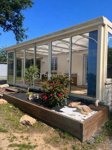 Maison de plain-pied de 125 m² exposée sud avec beau potentiel, située dans un environnement calme et verdoyant.

Édifiée sur un terrain clos de 2 600 m², cette maison offre de beaux volumes et un cadre de vie agréable à la campagne.

Elle se compose d’une véranda lumineuse équipée d’un poêle à granulés, idéale pour profiter d’un espace convivial en toute saison, d’un salon/salle à manger avec cheminée foyer ouvert, d’une cuisine, d’une salle d’eau, de WC indépendants, d’une buanderie ainsi que de 3 chambres.

Le chauffage et la production d’eau chaude sont assurés par une pompe à chaleur air/eau, apportant confort et économies d’énergie.

À l’extérieur, vous profiterez d’un vaste jardin entièrement clos ainsi que d’une dépendance d’environ 30 m² offrant de nombreuses possibilités : atelier, stockage, espace de loisirs ou futur aménagement selon vos envies.

Cette maison possède un beau potentiel et conviendra parfaitement aux amoureux de la nature recherchant tranquillité et espace.

Montant taxe foncière : 650€ / an
Chauffage électrique indépendant PAC - EC/EF

Une visite s’impose !