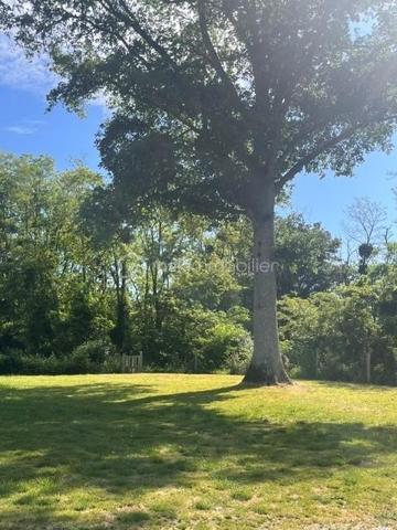 Maison de plain-pied de 125 m² exposée sud avec beau potentiel, située dans un environnement calme et verdoyant.

Édifiée sur un terrain clos de 2 600 m², cette maison offre de beaux volumes et un cadre de vie agréable à la campagne.

Elle se compose d’une véranda lumineuse équipée d’un poêle à granulés, idéale pour profiter d’un espace convivial en toute saison, d’un salon/salle à manger avec cheminée foyer ouvert, d’une cuisine, d’une salle d’eau, de WC indépendants, d’une buanderie ainsi que de 3 chambres.

Le chauffage et la production d’eau chaude sont assurés par une pompe à chaleur air/eau, apportant confort et économies d’énergie.

À l’extérieur, vous profiterez d’un vaste jardin entièrement clos ainsi que d’une dépendance d’environ 30 m² offrant de nombreuses possibilités : atelier, stockage, espace de loisirs ou futur aménagement selon vos envies.

Cette maison possède un beau potentiel et conviendra parfaitement aux amoureux de la nature recherchant tranquillité et espace.

Montant taxe foncière : 650€ / an
Chauffage électrique indépendant PAC - EC/EF

Une visite s’impose !