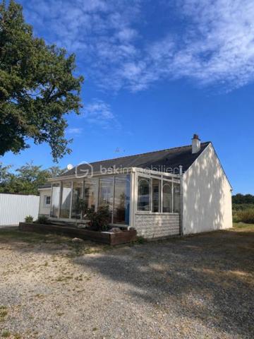 Maison de plain-pied de 125 m² exposée sud avec beau potentiel, située dans un environnement calme et verdoyant.

Édifiée sur un terrain clos de 2 600 m², cette maison offre de beaux volumes et un cadre de vie agréable à la campagne.

Elle se compose d’une véranda lumineuse équipée d’un poêle à granulés, idéale pour profiter d’un espace convivial en toute saison, d’un salon/salle à manger avec cheminée foyer ouvert, d’une cuisine, d’une salle d’eau, de WC indépendants, d’une buanderie ainsi que de 3 chambres.

Le chauffage et la production d’eau chaude sont assurés par une pompe à chaleur air/eau, apportant confort et économies d’énergie.

À l’extérieur, vous profiterez d’un vaste jardin entièrement clos ainsi que d’une dépendance d’environ 30 m² offrant de nombreuses possibilités : atelier, stockage, espace de loisirs ou futur aménagement selon vos envies.

Cette maison possède un beau potentiel et conviendra parfaitement aux amoureux de la nature recherchant tranquillité et espace.

Montant taxe foncière : 650€ / an
Chauffage électrique indépendant PAC - EC/EF

Une visite s’impose !