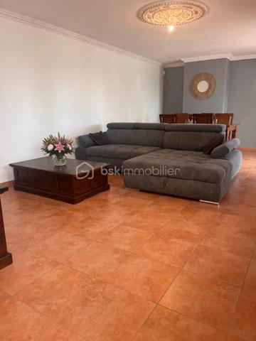 Maison de plain-pied de 125 m² exposée sud avec beau potentiel, située dans un environnement calme et verdoyant.

Édifiée sur un terrain clos de 2 600 m², cette maison offre de beaux volumes et un cadre de vie agréable à la campagne.

Elle se compose d’une véranda lumineuse équipée d’un poêle à granulés, idéale pour profiter d’un espace convivial en toute saison, d’un salon/salle à manger avec cheminée foyer ouvert, d’une cuisine, d’une salle d’eau, de WC indépendants, d’une buanderie ainsi que de 3 chambres.

Le chauffage et la production d’eau chaude sont assurés par une pompe à chaleur air/eau, apportant confort et économies d’énergie.

À l’extérieur, vous profiterez d’un vaste jardin entièrement clos ainsi que d’une dépendance d’environ 30 m² offrant de nombreuses possibilités : atelier, stockage, espace de loisirs ou futur aménagement selon vos envies.

Cette maison possède un beau potentiel et conviendra parfaitement aux amoureux de la nature recherchant tranquillité et espace.

Montant taxe foncière : 650€ / an
Chauffage électrique indépendant PAC - EC/EF

Une visite s’impose !