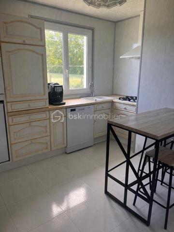 Maison de plain-pied de 125 m² exposée sud avec beau potentiel, située dans un environnement calme et verdoyant.

Édifiée sur un terrain clos de 2 600 m², cette maison offre de beaux volumes et un cadre de vie agréable à la campagne.

Elle se compose d’une véranda lumineuse équipée d’un poêle à granulés, idéale pour profiter d’un espace convivial en toute saison, d’un salon/salle à manger avec cheminée foyer ouvert, d’une cuisine, d’une salle d’eau, de WC indépendants, d’une buanderie ainsi que de 3 chambres.

Le chauffage et la production d’eau chaude sont assurés par une pompe à chaleur air/eau, apportant confort et économies d’énergie.

À l’extérieur, vous profiterez d’un vaste jardin entièrement clos ainsi que d’une dépendance d’environ 30 m² offrant de nombreuses possibilités : atelier, stockage, espace de loisirs ou futur aménagement selon vos envies.

Cette maison possède un beau potentiel et conviendra parfaitement aux amoureux de la nature recherchant tranquillité et espace.

Montant taxe foncière : 650€ / an
Chauffage électrique indépendant PAC - EC/EF

Une visite s’impose !
