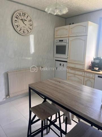 Maison de plain-pied de 125 m² exposée sud avec beau potentiel, située dans un environnement calme et verdoyant.

Édifiée sur un terrain clos de 2 600 m², cette maison offre de beaux volumes et un cadre de vie agréable à la campagne.

Elle se compose d’une véranda lumineuse équipée d’un poêle à granulés, idéale pour profiter d’un espace convivial en toute saison, d’un salon/salle à manger avec cheminée foyer ouvert, d’une cuisine, d’une salle d’eau, de WC indépendants, d’une buanderie ainsi que de 3 chambres.

Le chauffage et la production d’eau chaude sont assurés par une pompe à chaleur air/eau, apportant confort et économies d’énergie.

À l’extérieur, vous profiterez d’un vaste jardin entièrement clos ainsi que d’une dépendance d’environ 30 m² offrant de nombreuses possibilités : atelier, stockage, espace de loisirs ou futur aménagement selon vos envies.

Cette maison possède un beau potentiel et conviendra parfaitement aux amoureux de la nature recherchant tranquillité et espace.

Montant taxe foncière : 650€ / an
Chauffage électrique indépendant PAC - EC/EF

Une visite s’impose !