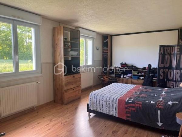 Maison de plain-pied de 125 m² exposée sud avec beau potentiel, située dans un environnement calme et verdoyant.

Édifiée sur un terrain clos de 2 600 m², cette maison offre de beaux volumes et un cadre de vie agréable à la campagne.

Elle se compose d’une véranda lumineuse équipée d’un poêle à granulés, idéale pour profiter d’un espace convivial en toute saison, d’un salon/salle à manger avec cheminée foyer ouvert, d’une cuisine, d’une salle d’eau, de WC indépendants, d’une buanderie ainsi que de 3 chambres.

Le chauffage et la production d’eau chaude sont assurés par une pompe à chaleur air/eau, apportant confort et économies d’énergie.

À l’extérieur, vous profiterez d’un vaste jardin entièrement clos ainsi que d’une dépendance d’environ 30 m² offrant de nombreuses possibilités : atelier, stockage, espace de loisirs ou futur aménagement selon vos envies.

Cette maison possède un beau potentiel et conviendra parfaitement aux amoureux de la nature recherchant tranquillité et espace.

Montant taxe foncière : 650€ / an
Chauffage électrique indépendant PAC - EC/EF

Une visite s’impose !