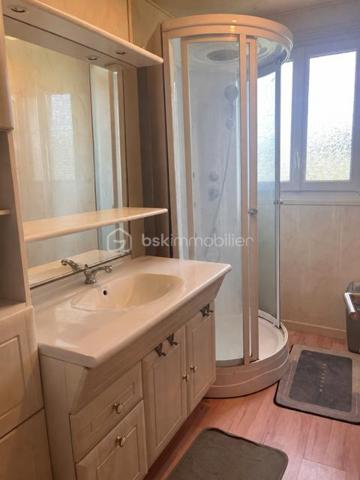 Maison de plain-pied de 125 m² exposée sud avec beau potentiel, située dans un environnement calme et verdoyant.

Édifiée sur un terrain clos de 2 600 m², cette maison offre de beaux volumes et un cadre de vie agréable à la campagne.

Elle se compose d’une véranda lumineuse équipée d’un poêle à granulés, idéale pour profiter d’un espace convivial en toute saison, d’un salon/salle à manger avec cheminée foyer ouvert, d’une cuisine, d’une salle d’eau, de WC indépendants, d’une buanderie ainsi que de 3 chambres.

Le chauffage et la production d’eau chaude sont assurés par une pompe à chaleur air/eau, apportant confort et économies d’énergie.

À l’extérieur, vous profiterez d’un vaste jardin entièrement clos ainsi que d’une dépendance d’environ 30 m² offrant de nombreuses possibilités : atelier, stockage, espace de loisirs ou futur aménagement selon vos envies.

Cette maison possède un beau potentiel et conviendra parfaitement aux amoureux de la nature recherchant tranquillité et espace.

Montant taxe foncière : 650€ / an
Chauffage électrique indépendant PAC - EC/EF

Une visite s’impose !