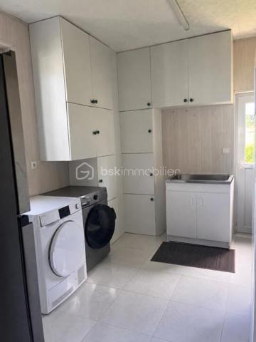 Maison de plain-pied de 125 m² exposée sud avec beau potentiel, située dans un environnement calme et verdoyant.

Édifiée sur un terrain clos de 2 600 m², cette maison offre de beaux volumes et un cadre de vie agréable à la campagne.

Elle se compose d’une véranda lumineuse équipée d’un poêle à granulés, idéale pour profiter d’un espace convivial en toute saison, d’un salon/salle à manger avec cheminée foyer ouvert, d’une cuisine, d’une salle d’eau, de WC indépendants, d’une buanderie ainsi que de 3 chambres.

Le chauffage et la production d’eau chaude sont assurés par une pompe à chaleur air/eau, apportant confort et économies d’énergie.

À l’extérieur, vous profiterez d’un vaste jardin entièrement clos ainsi que d’une dépendance d’environ 30 m² offrant de nombreuses possibilités : atelier, stockage, espace de loisirs ou futur aménagement selon vos envies.

Cette maison possède un beau potentiel et conviendra parfaitement aux amoureux de la nature recherchant tranquillité et espace.

Montant taxe foncière : 650€ / an
Chauffage électrique indépendant PAC - EC/EF

Une visite s’impose !