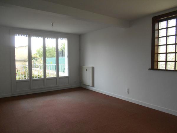 VOUZIERS - Bel appartement au RDC de 75 m2 en résidence calme