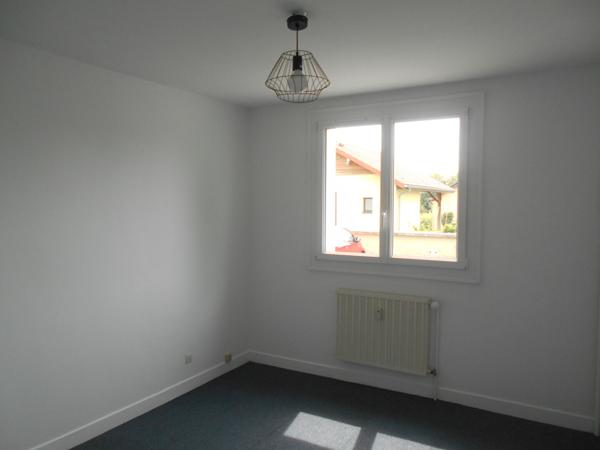 VOUZIERS - Bel appartement au RDC de 75 m2 en résidence calme