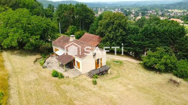 En pleine nature cette maison en pierre est un refuge niché dans un ecrin de verdure.
