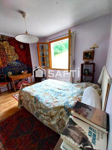 En pleine nature cette maison en pierre est un refuge niché dans un ecrin de verdure.