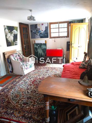 En pleine nature cette maison en pierre est un refuge niché dans un ecrin de verdure.
