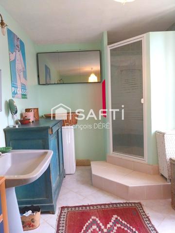 En pleine nature cette maison en pierre est un refuge niché dans un ecrin de verdure.