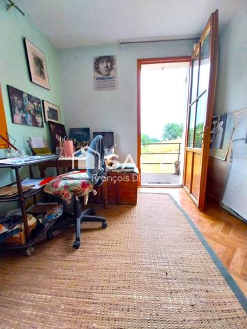 En pleine nature cette maison en pierre est un refuge niché dans un ecrin de verdure.