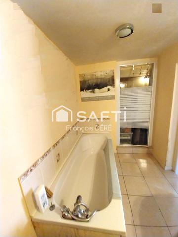 En pleine nature cette maison en pierre est un refuge niché dans un ecrin de verdure.