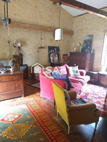 En pleine nature cette maison en pierre est un refuge niché dans un ecrin de verdure.