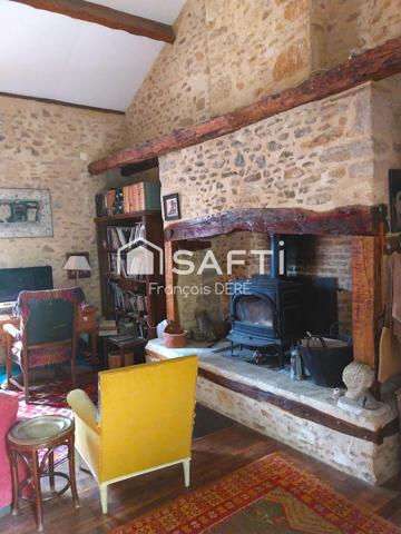 En pleine nature cette maison en pierre est un refuge niché dans un ecrin de verdure.