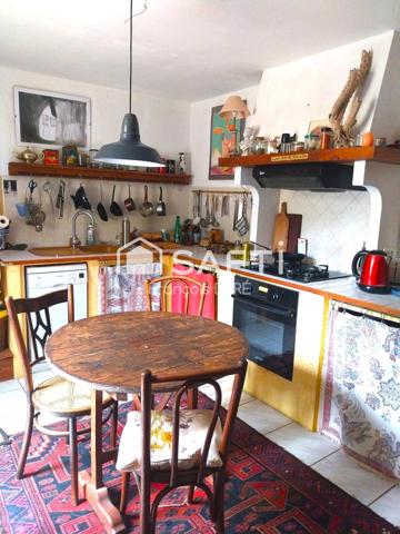 En pleine nature cette maison en pierre est un refuge niché dans un ecrin de verdure.