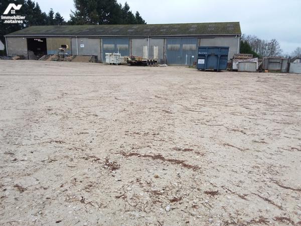 ENSEMBLE D'ENTREPOTS DE 1580 M² AU SOL