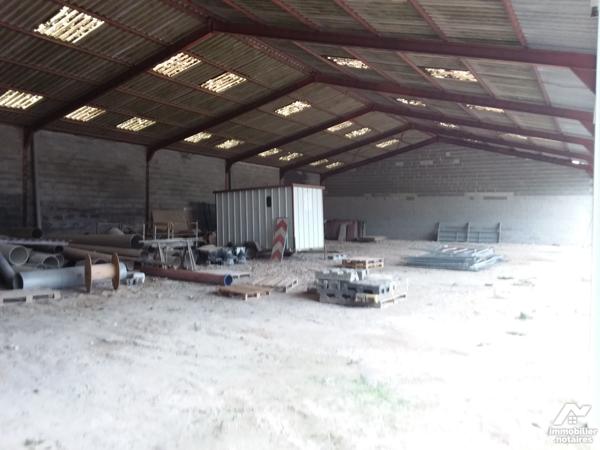 ENSEMBLE D'ENTREPOTS DE 1580 M² AU SOL