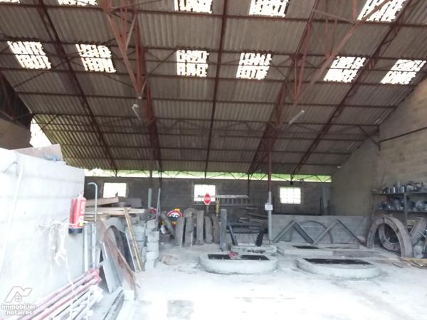 ENSEMBLE D'ENTREPOTS DE 1580 M² AU SOL