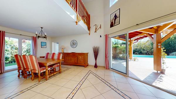 Maison familiale avec piscine et sous-sol - JATXOU