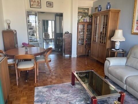 A 1' du Métro PVC Apt 3 Pièces, 2 chambres, 2 Balcons, Cave, Parking. 345 000 €
