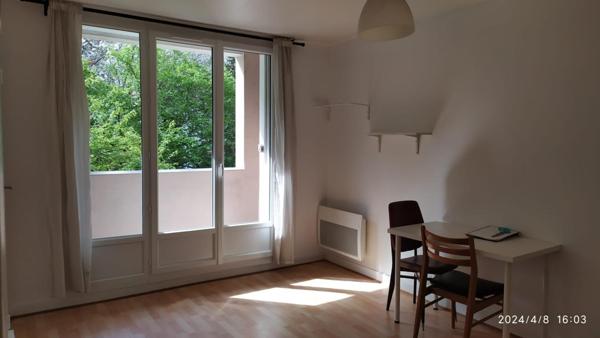 T1 lumineux avec balcon et vue sur jardin  Porte de la Chapelle