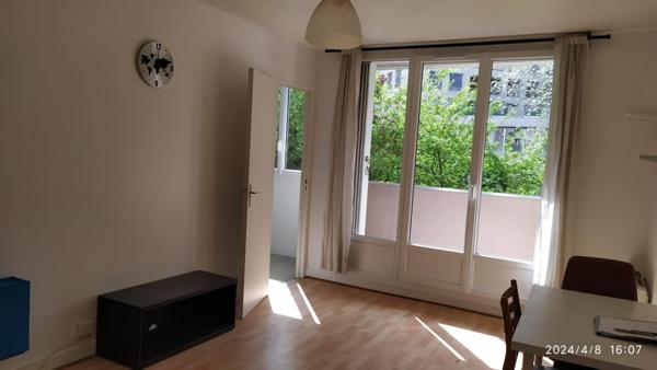 T1 lumineux avec balcon et vue sur jardin  Porte de la Chapelle