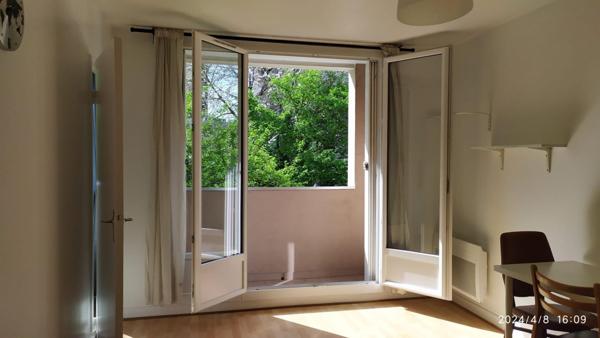 T1 lumineux avec balcon et vue sur jardin  Porte de la Chapelle