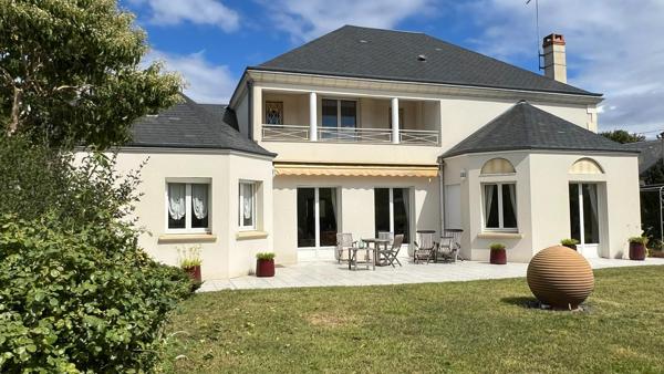 Rare. Spacieuse maison en parfait état avec sompteux jardin paysagé. 4 chambres. Garage.