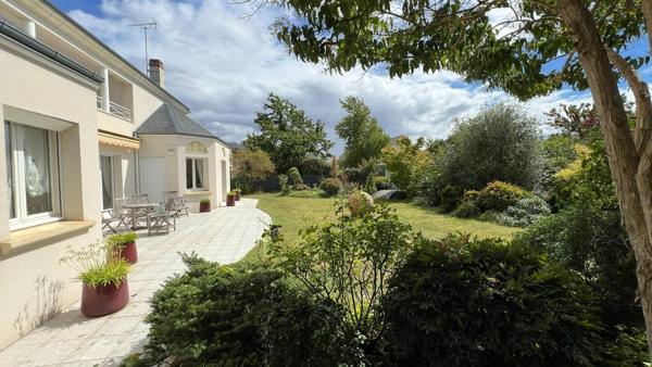 Rare. Spacieuse maison en parfait état avec sompteux jardin paysagé. 4 chambres. Garage.