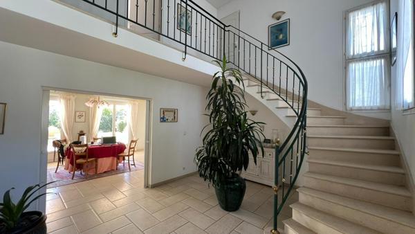 Rare. Spacieuse maison en parfait état avec sompteux jardin paysagé. 4 chambres. Garage.