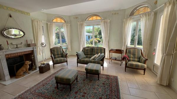 Rare. Spacieuse maison en parfait état avec sompteux jardin paysagé. 4 chambres. Garage.