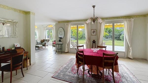 Rare. Spacieuse maison en parfait état avec sompteux jardin paysagé. 4 chambres. Garage.